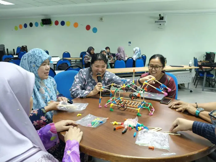 A hall of Bruneian teachers at a Stick ’Em workshop