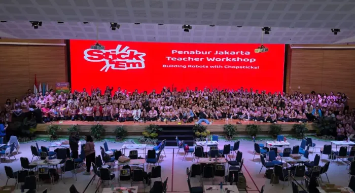 A large teacher training session in Indonesia